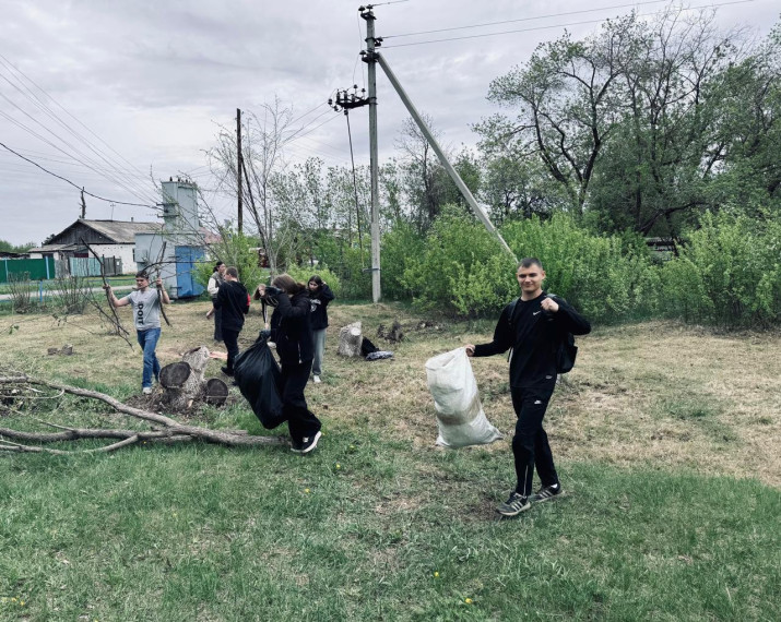 Субботник у памятника Неизвестному Солдату.